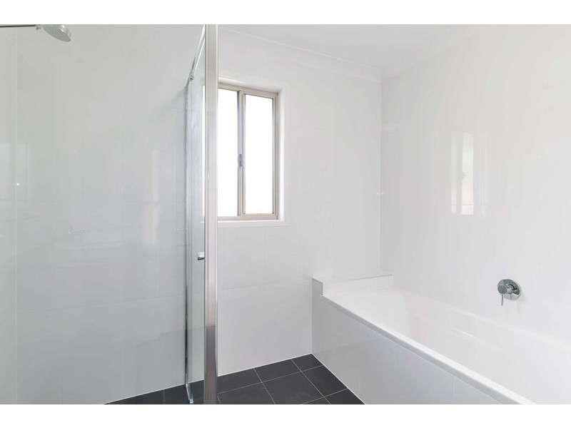31 Middle Road, Hillcrest QLD 4118