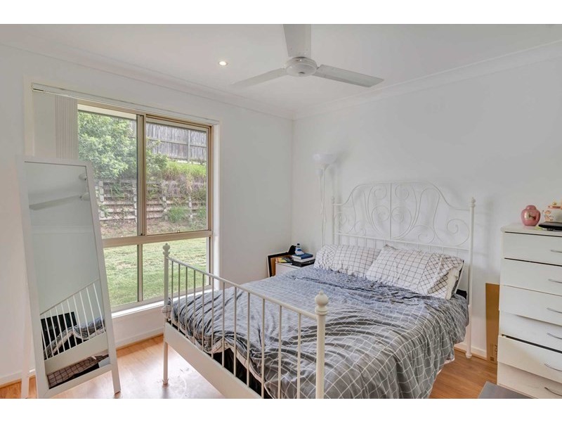 31 Middle Road, Hillcrest QLD 4118