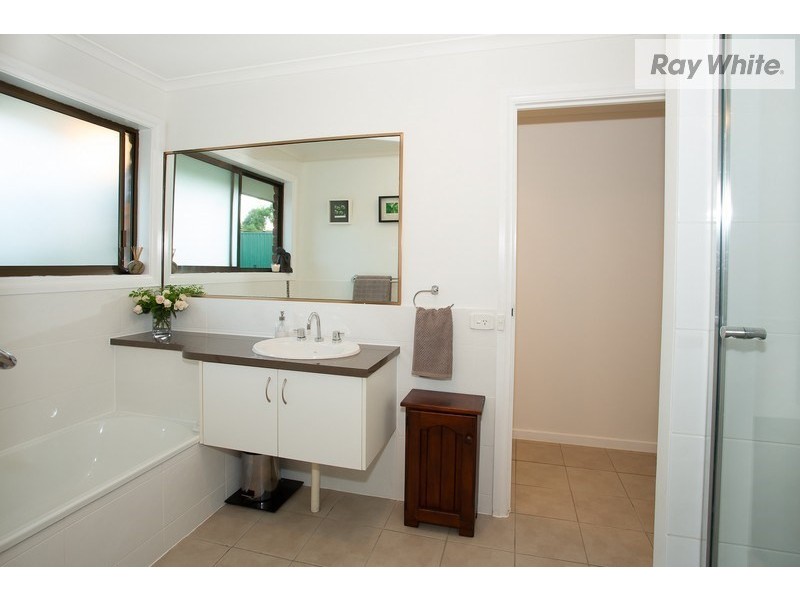 38 Parkroyal Cresent, Regents Park QLD 4118