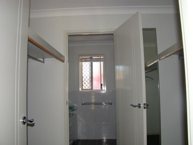 4 Charlton Place, Regents Park QLD 4118