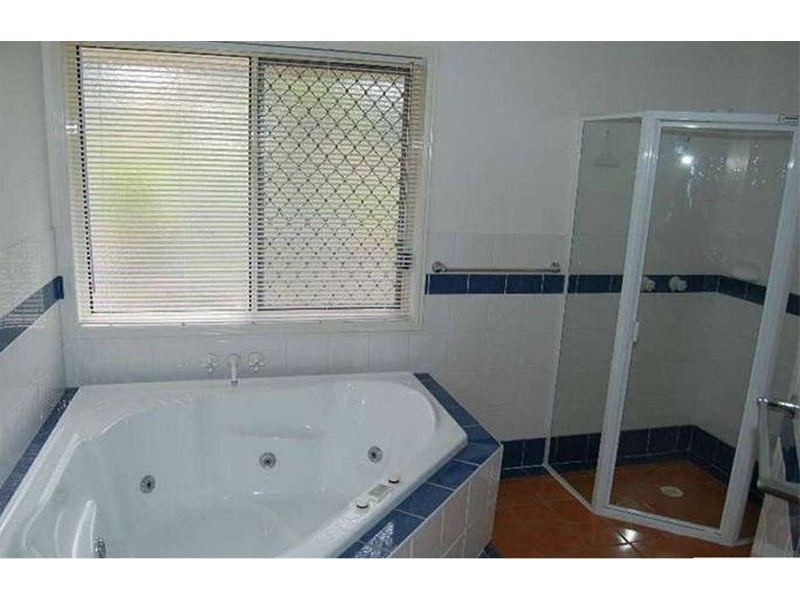 15 Holyrood Court, Munruben QLD 4125