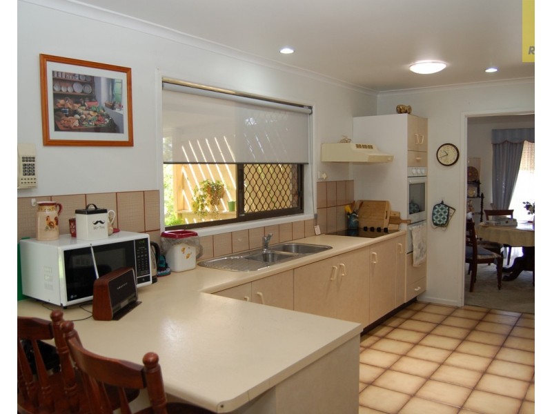 102 Conifer Street, Hillcrest QLD 4118