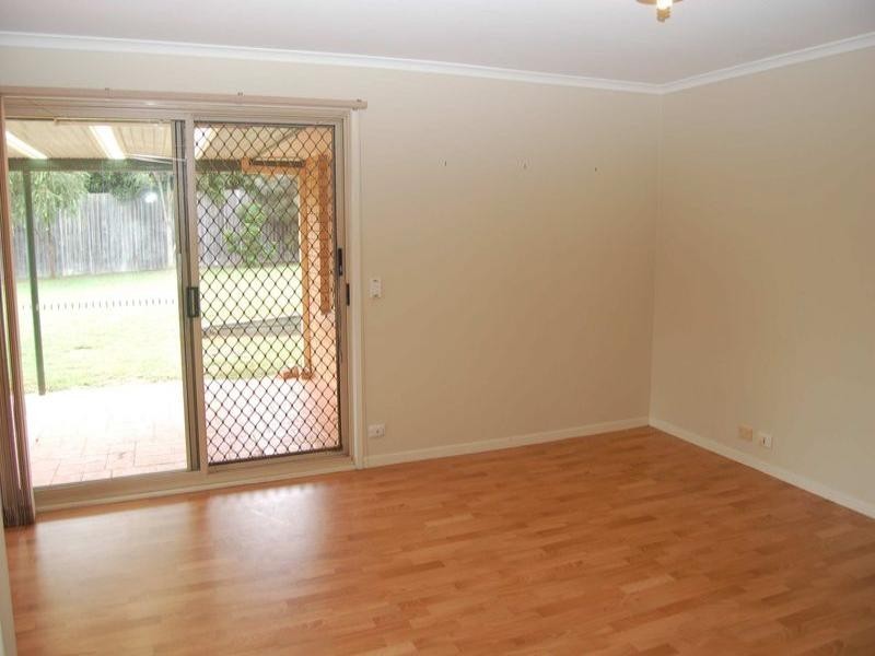 4 Fernhaven Court, Regents Park QLD 4118