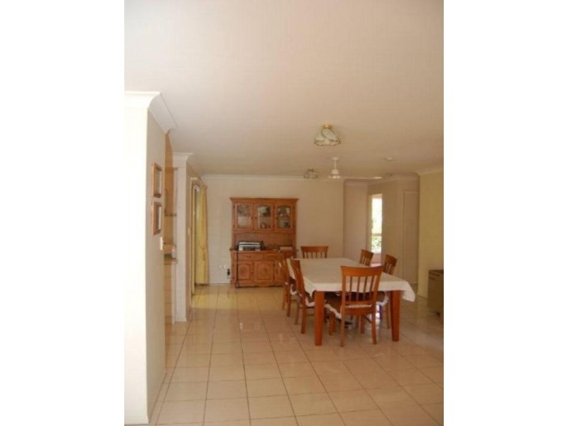 8 Mandeville Place, Regents Park QLD 4118