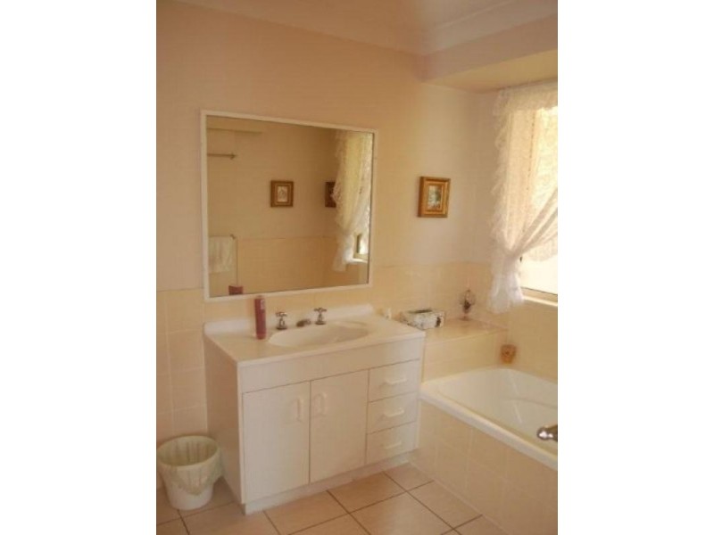 8 Mandeville Place, Regents Park QLD 4118