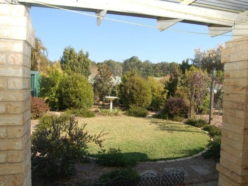 8 Mandeville Place, Regents Park QLD 4118