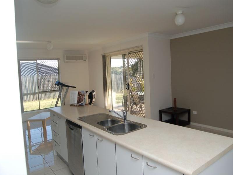 6 Rainbow Court, Regents Park QLD 4118