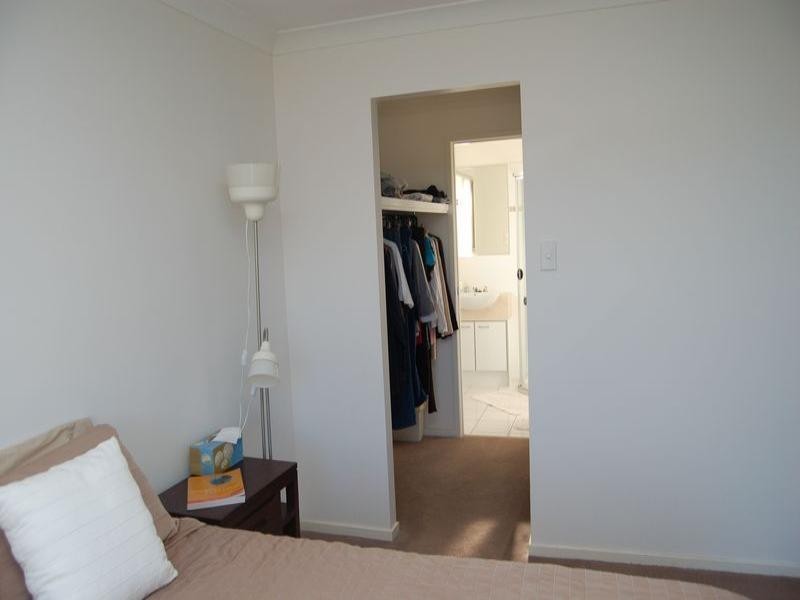 6 Rainbow Court, Regents Park QLD 4118