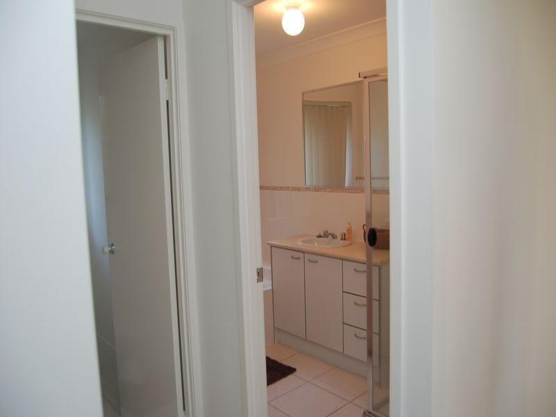 6 Rainbow Court, Regents Park QLD 4118