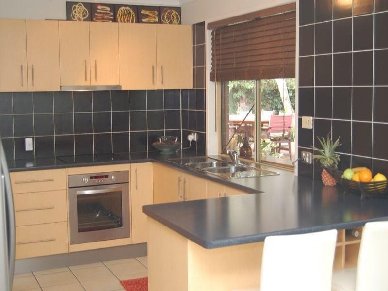 8 Danvers Court, Hillcrest QLD 4118
