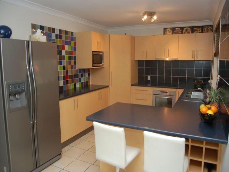 8 Danvers Court, Hillcrest QLD 4118