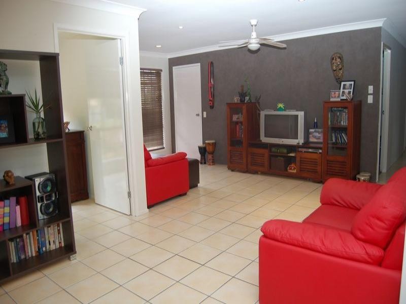 8 Danvers Court, Hillcrest QLD 4118