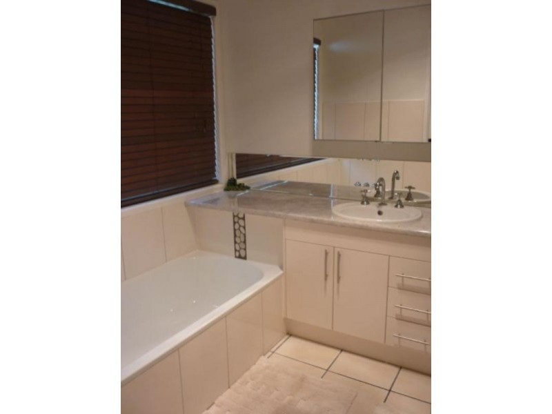 8 Danvers Court, Hillcrest QLD 4118