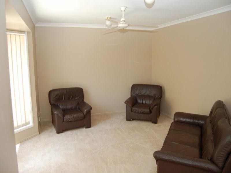 8 Isaac Court, Hillcrest QLD 4118