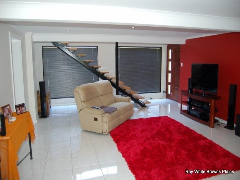 24 Pine Street, Hillcrest QLD 4118