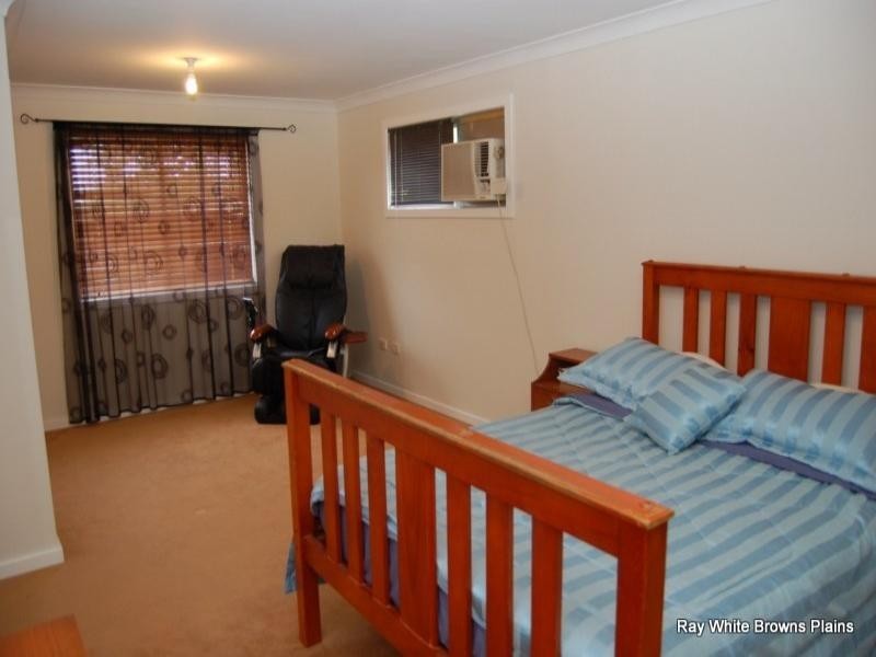 24 Pine Street, Hillcrest QLD 4118