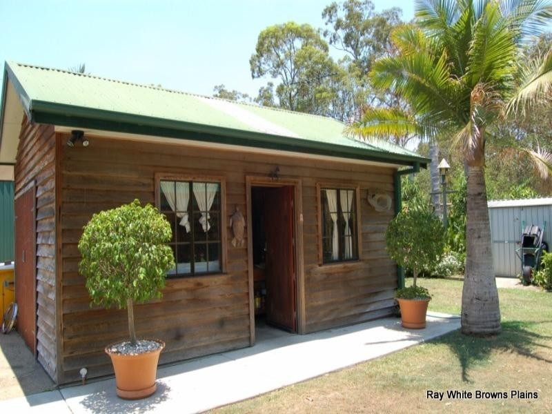24 Pine Street, Hillcrest QLD 4118