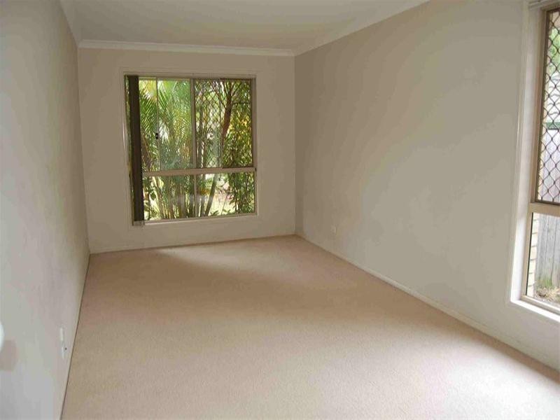 8 Sonorous Close, Regents Park QLD 4118