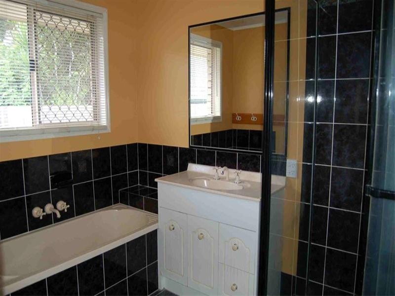 8 Sonorous Close, Regents Park QLD 4118