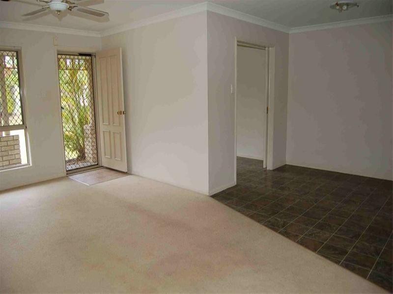 8 Sonorous Close, Regents Park QLD 4118