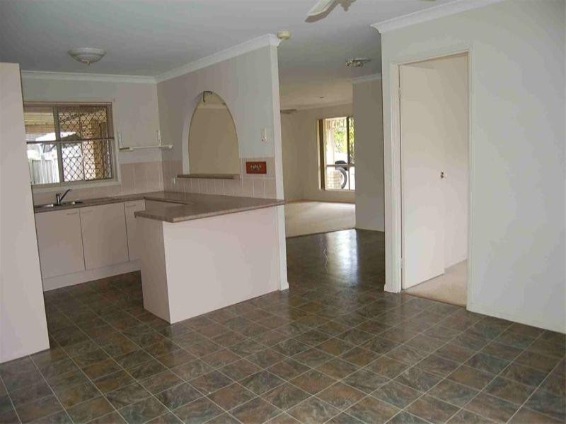 8 Sonorous Close, Regents Park QLD 4118