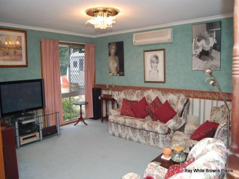 15 Pine Street, Hillcrest QLD 4118