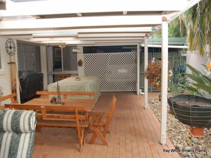 15 Pine Street, Hillcrest QLD 4118