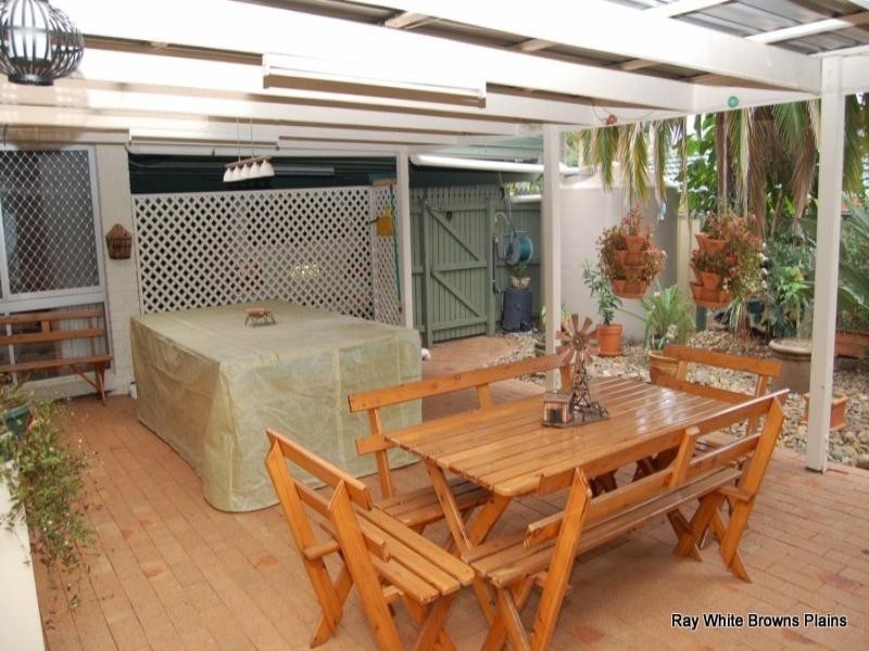 15 Pine Street, Hillcrest QLD 4118