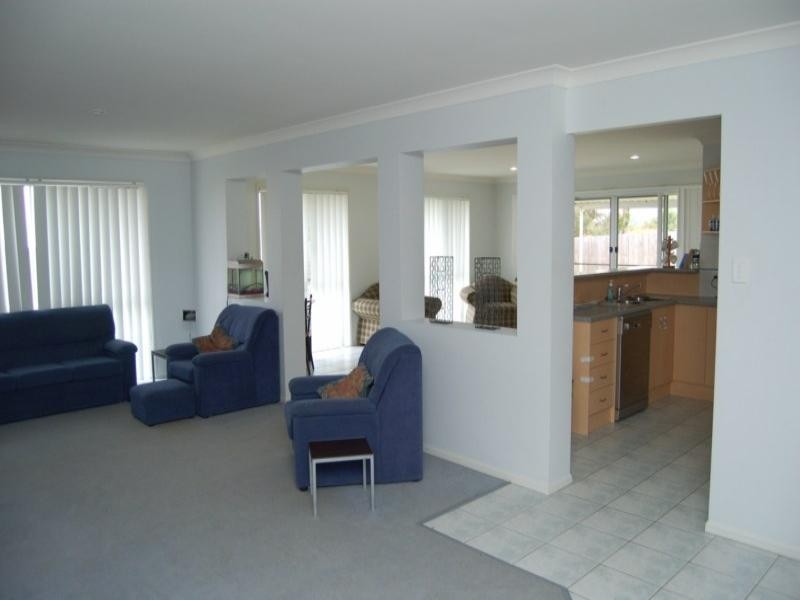 32 Charlton Place, Regents Park QLD 4118