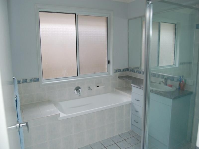32 Charlton Place, Regents Park QLD 4118