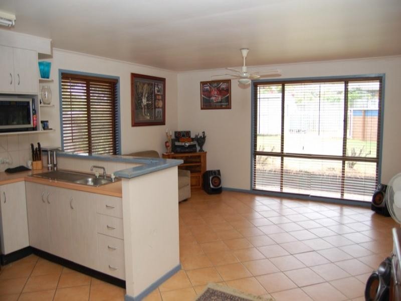 15 Beaufortia Court, Regents Park QLD 4118