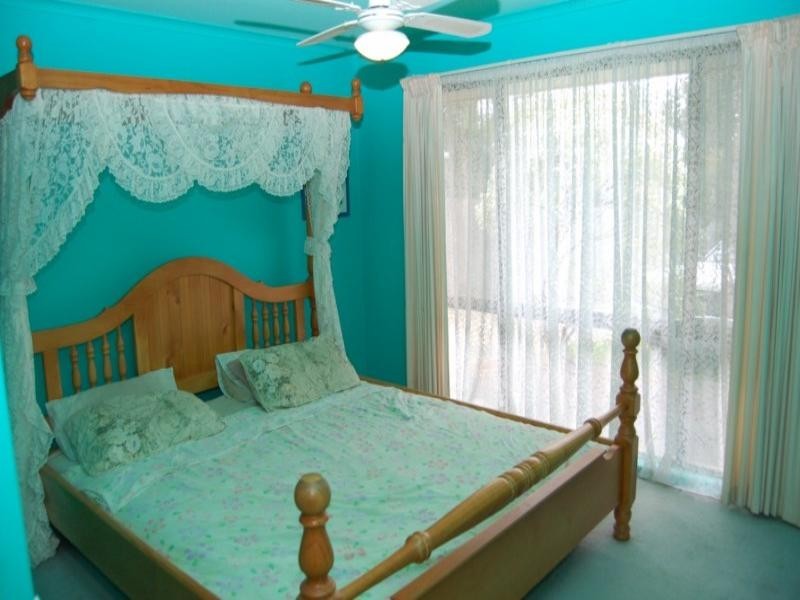 15 Beaufortia Court, Regents Park QLD 4118