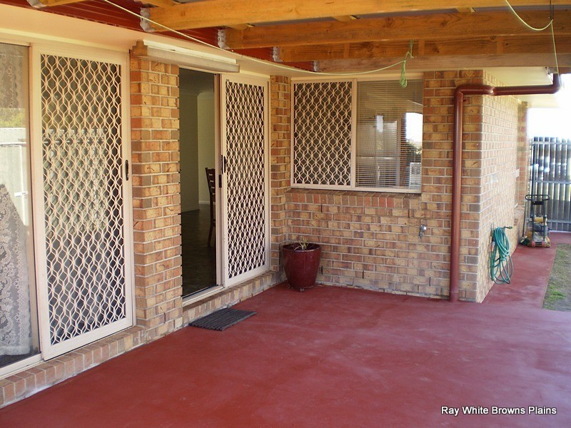 2 Hillview Drive, Hillcrest QLD 4118