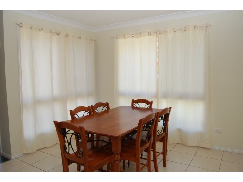 2 Hillview Drive, Hillcrest QLD 4118