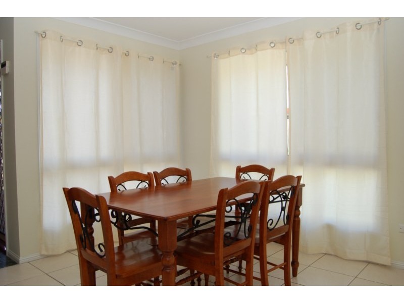 2 Hillview Drive, Hillcrest QLD 4118