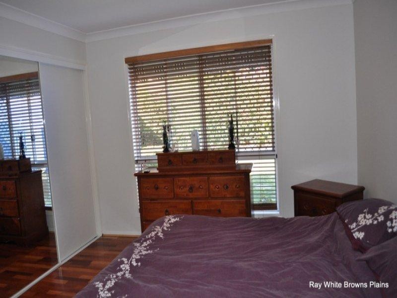 1 Rosegum Rise, Regents Park QLD 4118