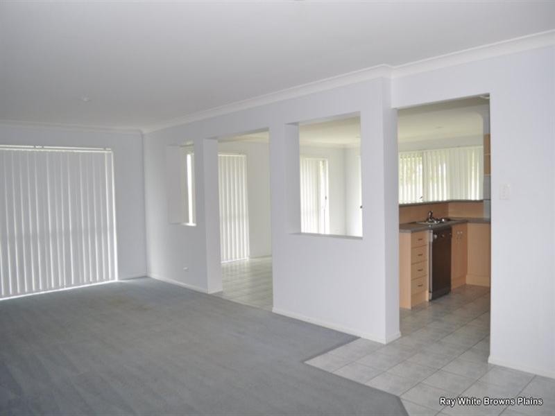 32 Charlton Place, Regents Park QLD 4118