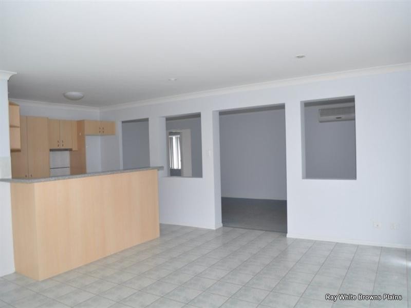 32 Charlton Place, Regents Park QLD 4118