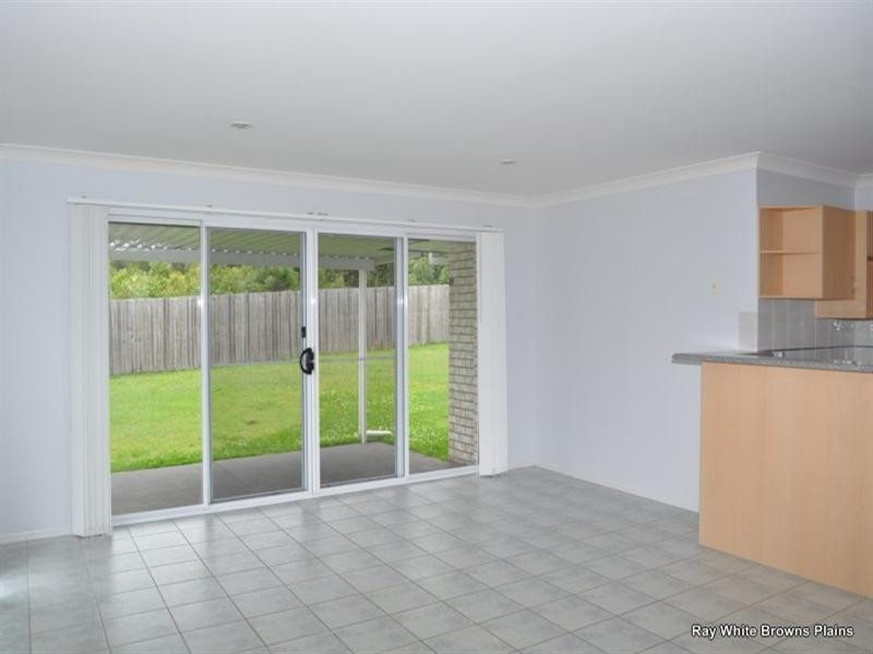 32 Charlton Place, Regents Park QLD 4118