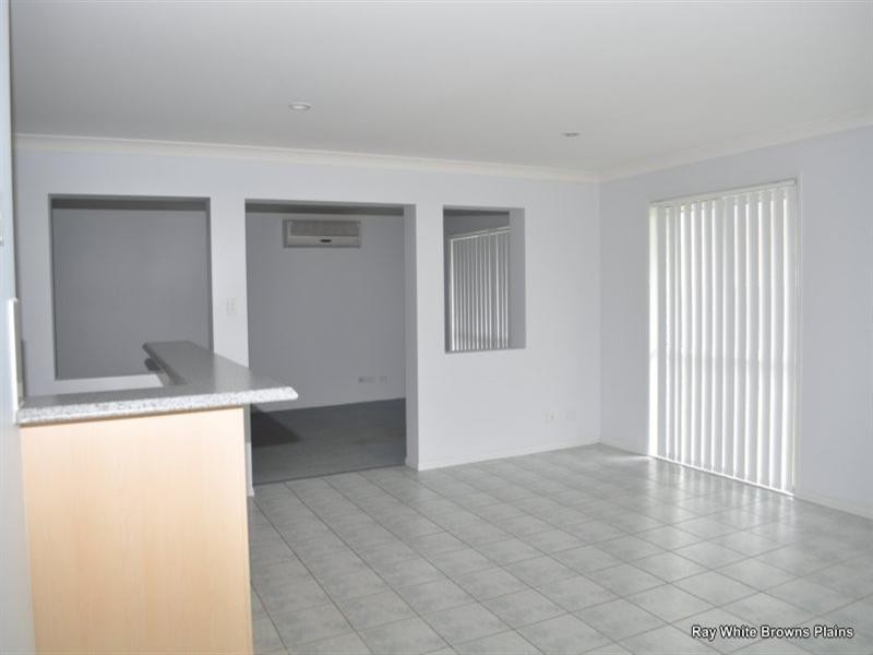 32 Charlton Place, Regents Park QLD 4118