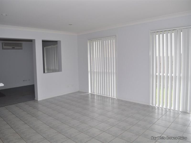 32 Charlton Place, Regents Park QLD 4118