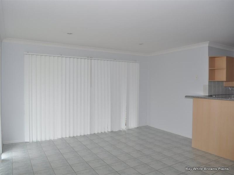 32 Charlton Place, Regents Park QLD 4118