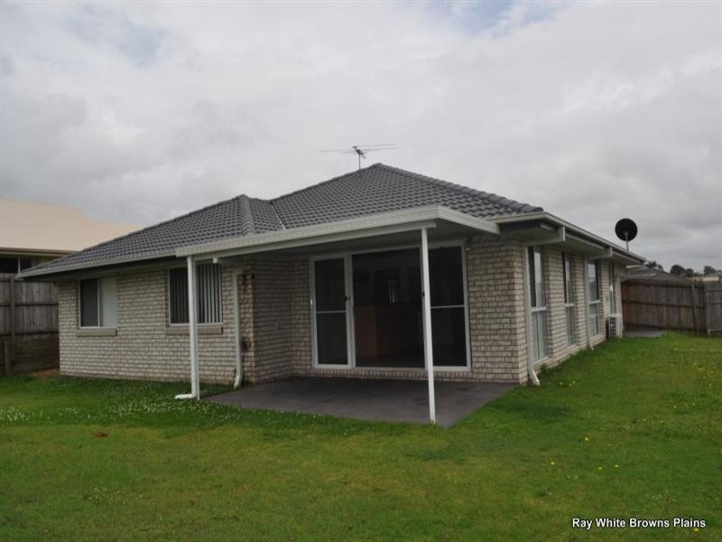 32 Charlton Place, Regents Park QLD 4118