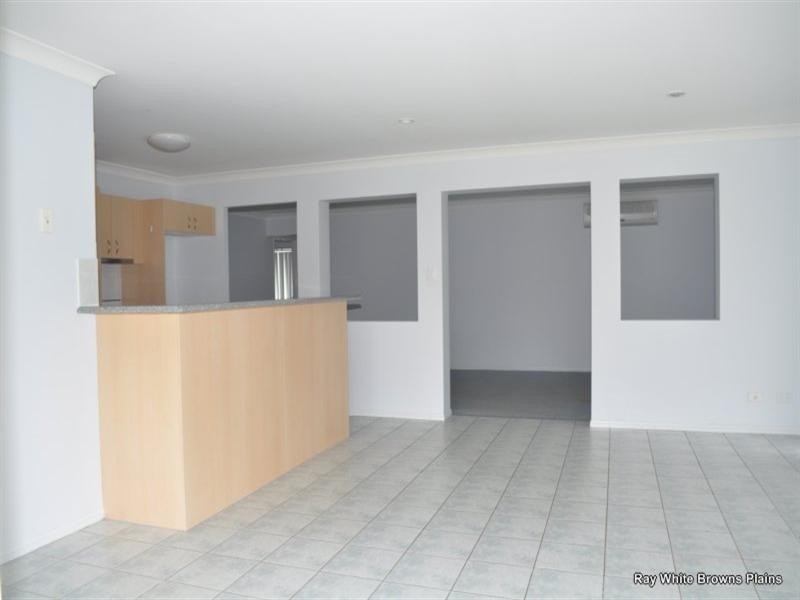 32 Charlton Place, Regents Park QLD 4118