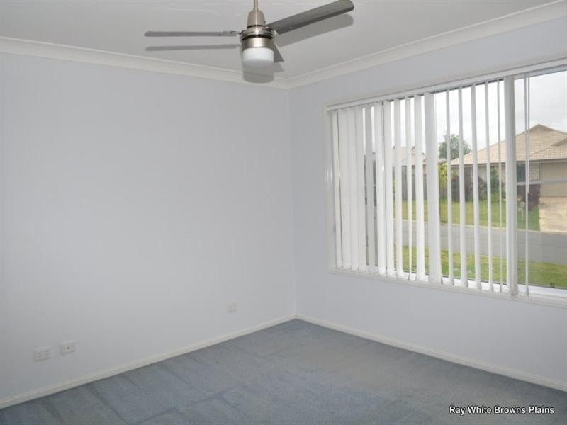 32 Charlton Place, Regents Park QLD 4118