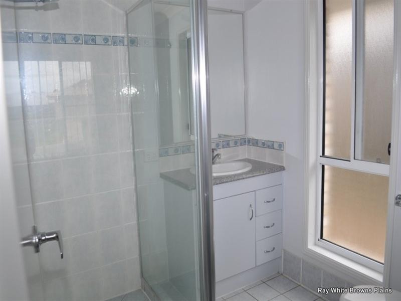 32 Charlton Place, Regents Park QLD 4118