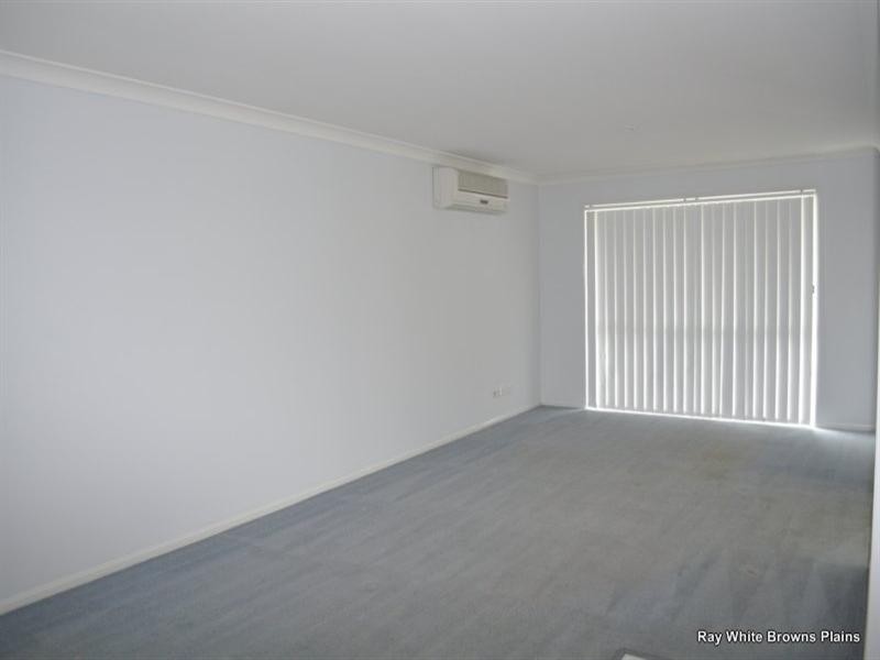 32 Charlton Place, Regents Park QLD 4118