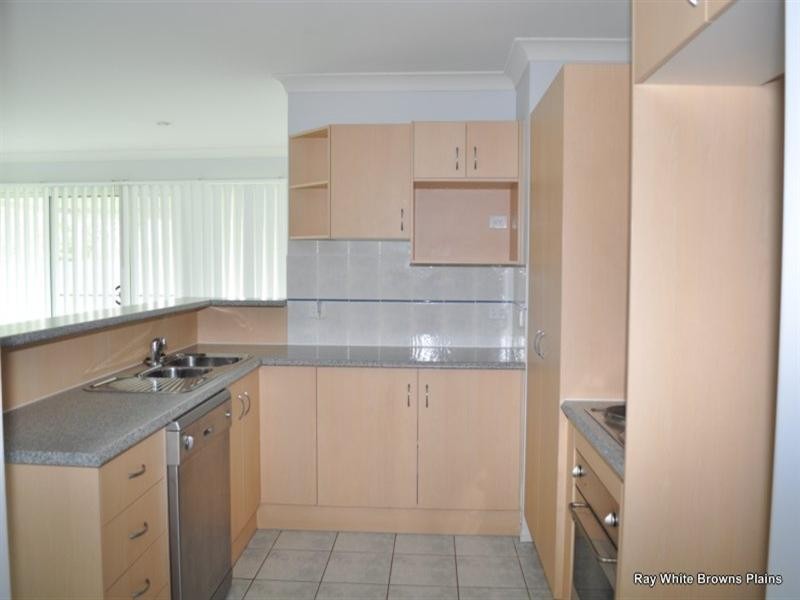 32 Charlton Place, Regents Park QLD 4118