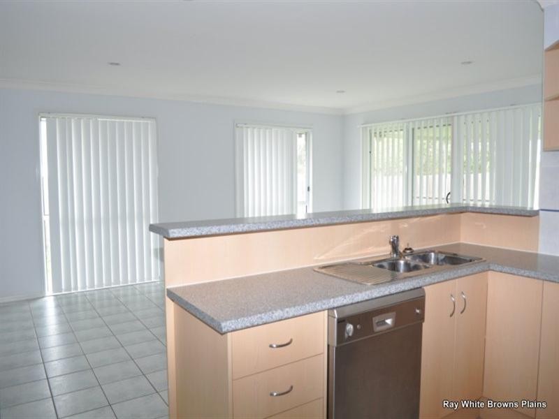 32 Charlton Place, Regents Park QLD 4118