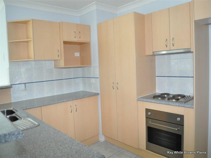 32 Charlton Place, Regents Park QLD 4118